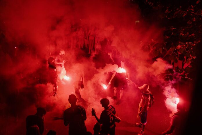 Aficionados del PSG festejan, en el Parque de los Príncipes, la conquista de la Liga de Campeones. EFE/EPA/VALENTINA CAMU
