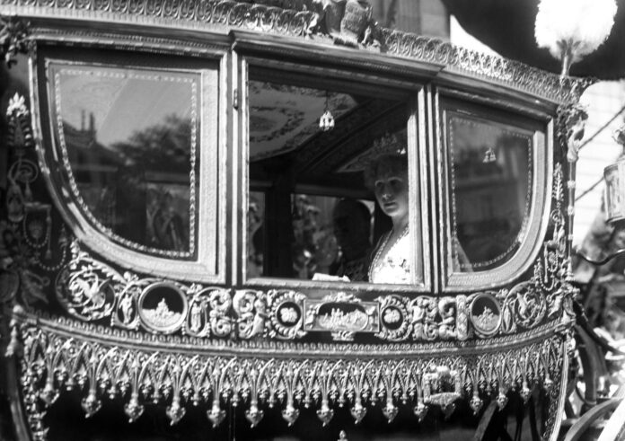 Se cumple n120 años de la boda entre los reyes de España Alfonso XIII y Victoria Eugenia de Batenberg. En la imagen, los monarcas se dirigen en carroza al Palacio Real después de contraer matrimonio en la Iglesa de los Jerónimos de Madrid. EFE/Archivo Díaz Casariego/jt/Archivo
