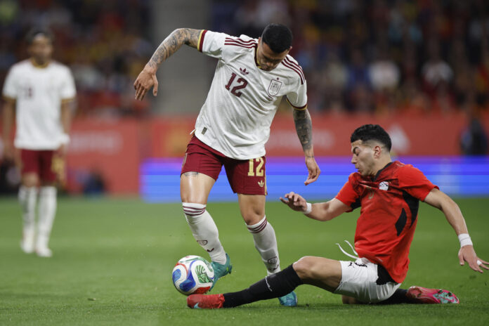 Pedro Porro (i) controla el balón ante el centrocampista de Egipto Emam Ashour durante el último amistoso disputado el 31 de marzo en el RCDE Stadium de Cornellá-El Prat, en Barcelona. EFE/Alberto Estévez
