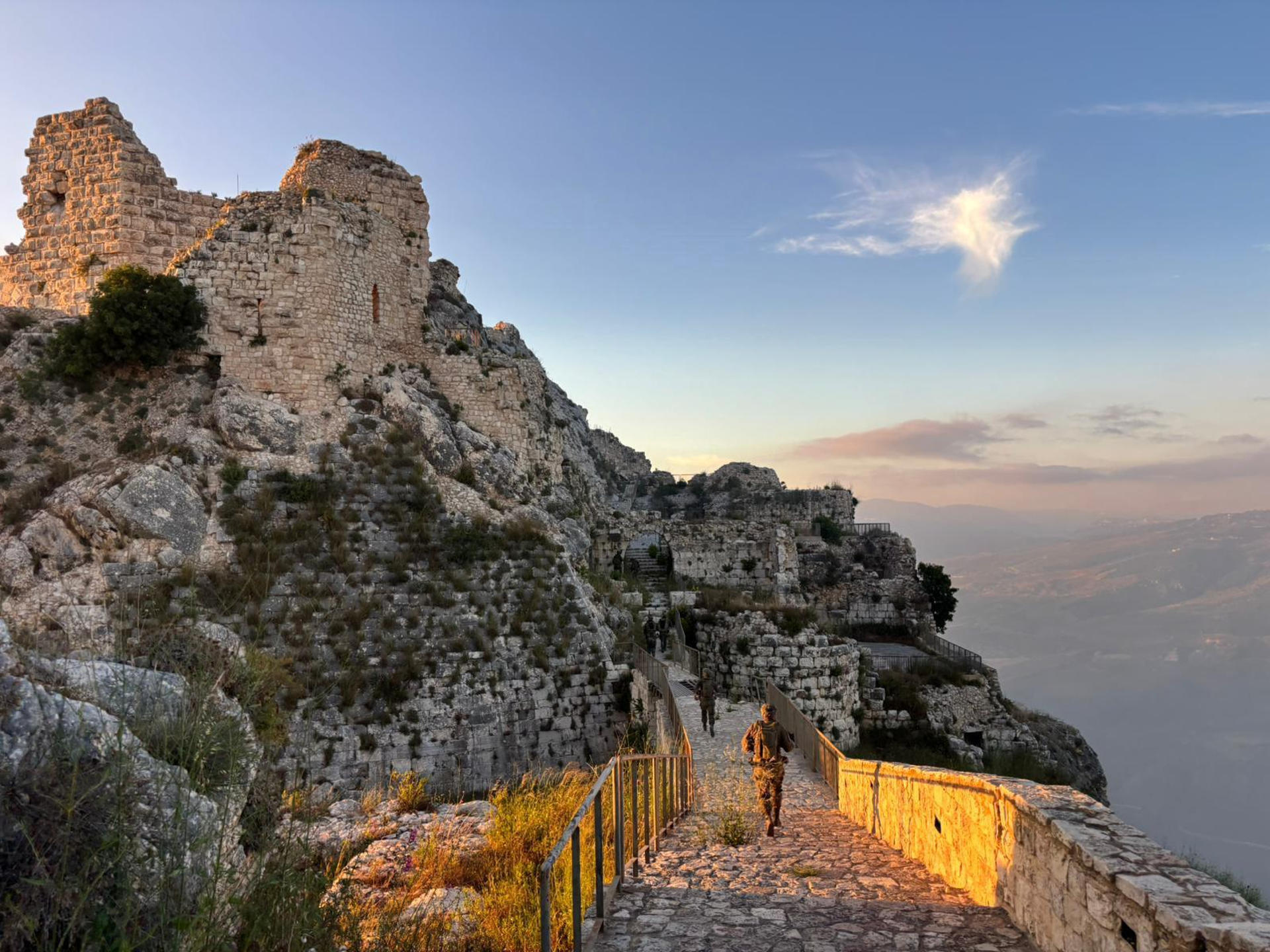 El Ejército de Israel anunció este domingo que lleva días operando en torno al castillo de Beaufort, una posición estratégica en el sur del Líbano y al norte del río Litani, sobre el que ha expandido su invasión en los últimos días. "La operación comenzó hace varios días, durante los cuales un importante número de tropas terrestres de las FDI (Fuerzas de Defensa de Israel, el Ejército) comenzaron operaciones defensivas para expandir la Línea de Defensa Avanzada", recoge el comunicado del Ejército, constituyendo dicha línea la frontera del territorio invadido por Israel en el sur del Líbano. EFE/ Ejército De Israel *****SOLO USO EDITORIAL/SOLO DISPONIBLE PARA ILUSTRAR LA NOTICIA QUE ACOMPAÑA (CRÉDITO OBLIGATORIO) *****
