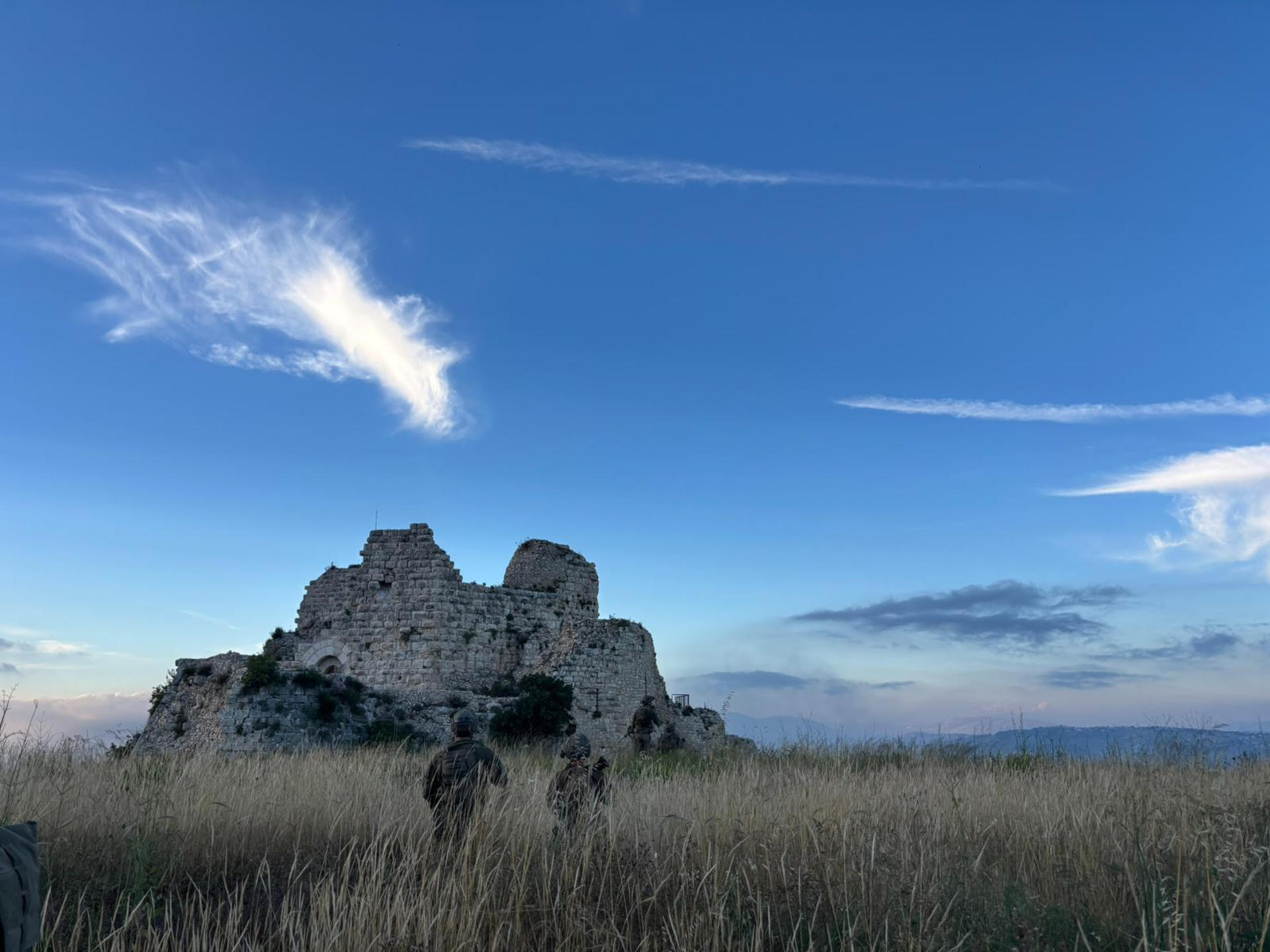 El Ejército de Israel anunció este domingo que lleva días operando en torno al castillo de Beaufort, una posición estratégica en el sur del Líbano y al norte del río Litani, sobre el que ha expandido su invasión en los últimos días. "La operación comenzó hace varios días, durante los cuales un importante número de tropas terrestres de las FDI (Fuerzas de Defensa de Israel, el Ejército) comenzaron operaciones defensivas para expandir la Línea de Defensa Avanzada", recoge el comunicado del Ejército, constituyendo dicha línea la frontera del territorio invadido por Israel en el sur del Líbano. EFE/ Ejército De Israel *****SOLO USO EDITORIAL/SOLO DISPONIBLE PARA ILUSTRAR LA NOTICIA QUE ACOMPAÑA (CRÉDITO OBLIGATORIO) *****
