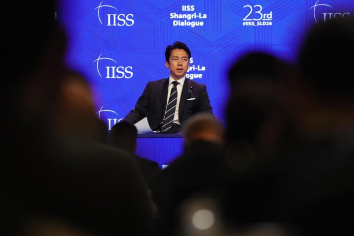 El ministro de Defensa de Japón, Shinjiro Koizumi, durante su intervención en el principal foro de seguridad y defensa de Asia, el Diálogo Shangri-La, en Singapur. 
EFE/EPA/HOW HWEE YOUNG
