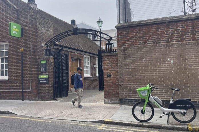 Un centro de empleo en Londres. El desempleo juvenil en el Reino Unido está en su peor momento y las perspectivas se vislumbran cada vez más difíciles, según un informe recién divulgado en Londres: si ahora suman un millón, dentro de cinco años van a ser más, y se calcula que uno de cada seis jóvenes no estudiará ni trabajará salvo que se tomen medidas concretas. EFE/Luis Campello Agullo
