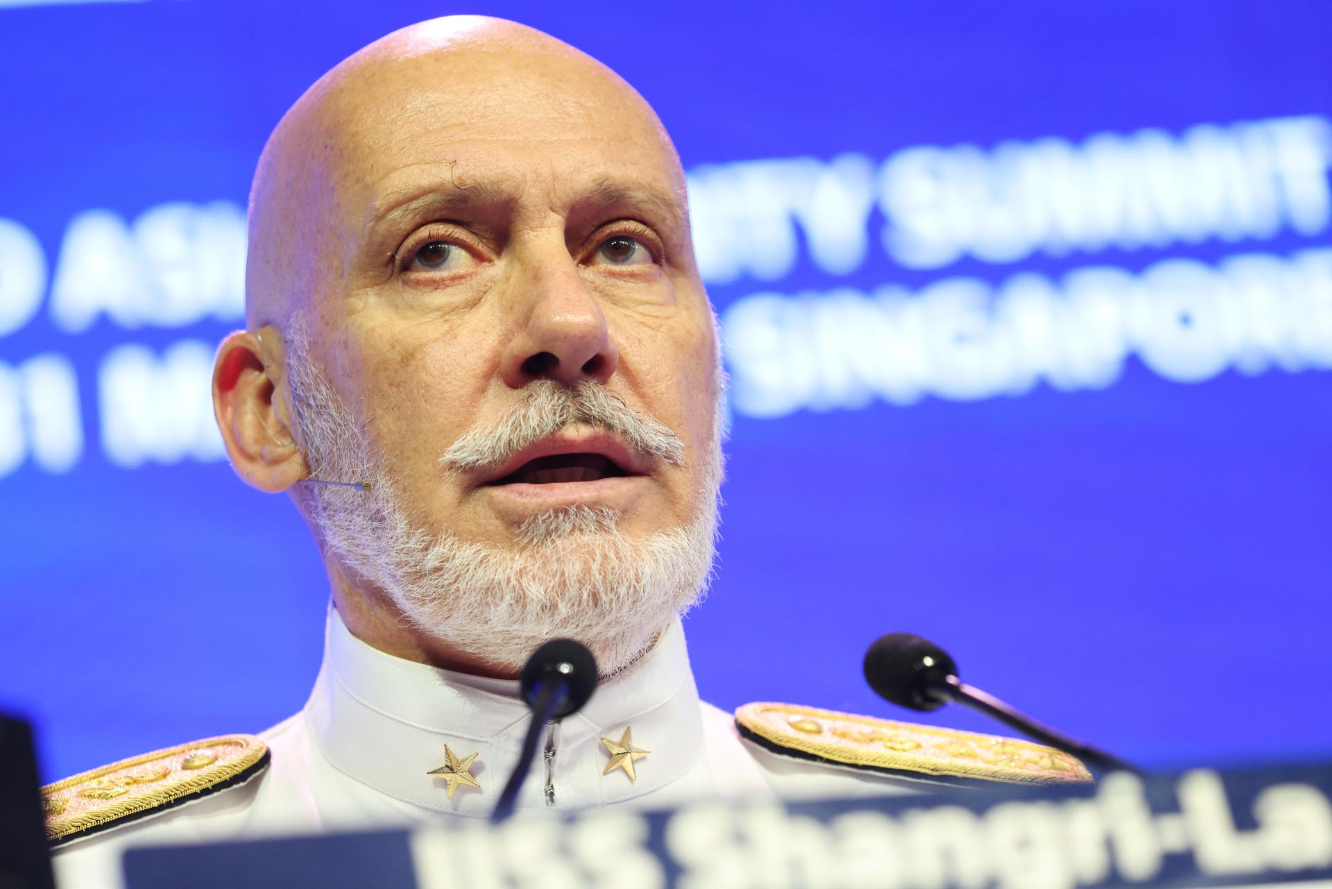 El presidente del Comité Militar de la OTAN, Giuseppe Cavo Dragone, durante su intervención en el principal foro de seguridad y defensa de Asia, el Diálogo Shangri-La, en Singapur. 
EFE/EPA/HOW HWEE YOUNG
