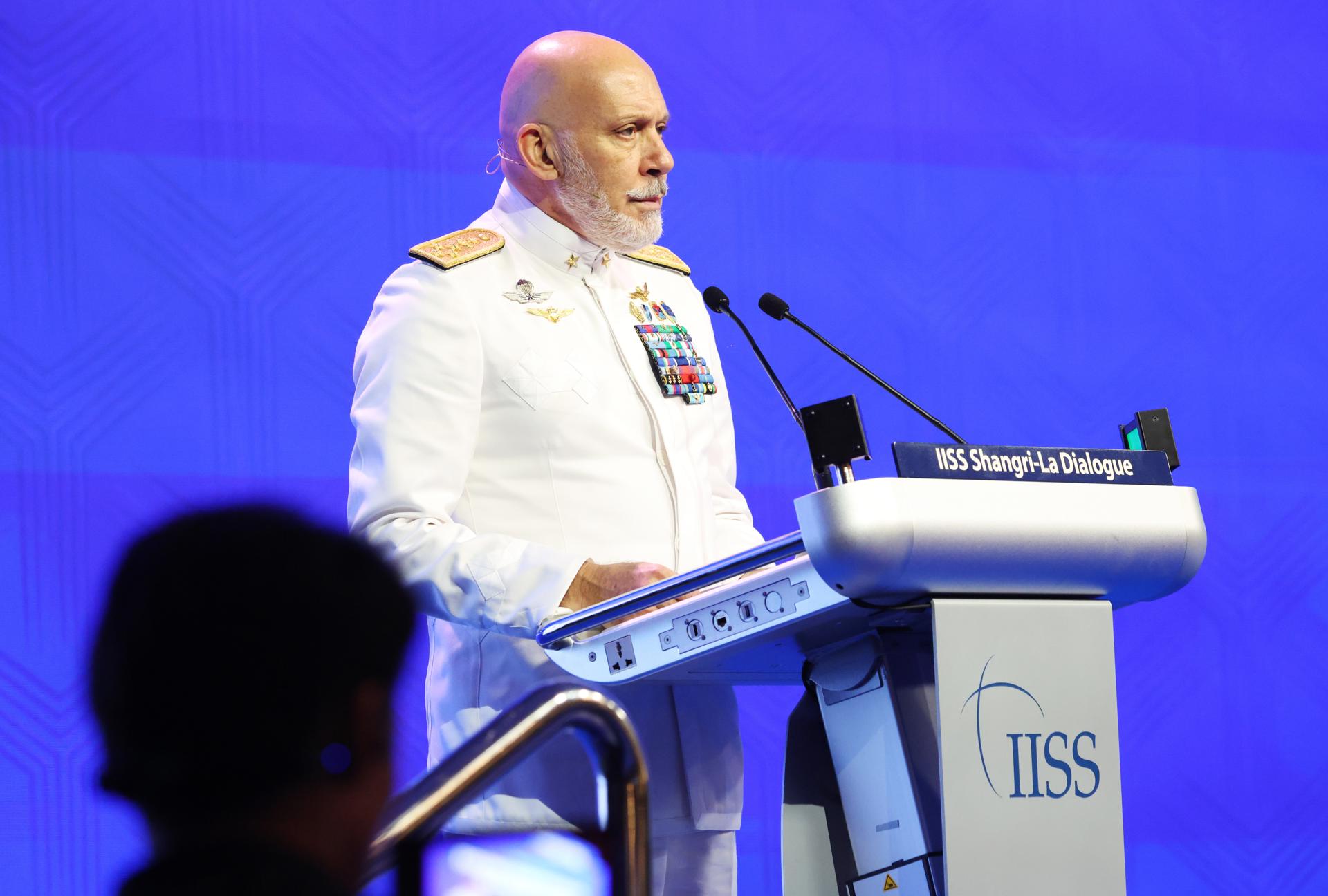 El presidente del Comité Militar de la OTAN, Giuseppe Cavo Dragone, durante su intervención en el principal foro de seguridad y defensa de Asia, el Diálogo Shangri-La, en Singapur. 
EFE/EPA/HOW HWEE YOUNG
