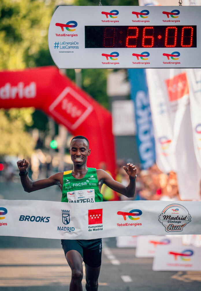 Rodrigue Kwizera, atleta español de origen burundés y afincado en Castellón, logró este domingo la victoria, el récord de la prueba y la mejor marca de la historia en 10 kilómetros en ruta, con un tiempo de 26:01 en la Madrid Vintage Run by TotalEnergies. EFE/ Mapoma SOLO USO EDITORIAL/SOLO DISPONIBLE PARA ILUSTRAR LA NOTICIA QUE ACOMPAÑA (CRÉDITO OBLIGATORIO)
