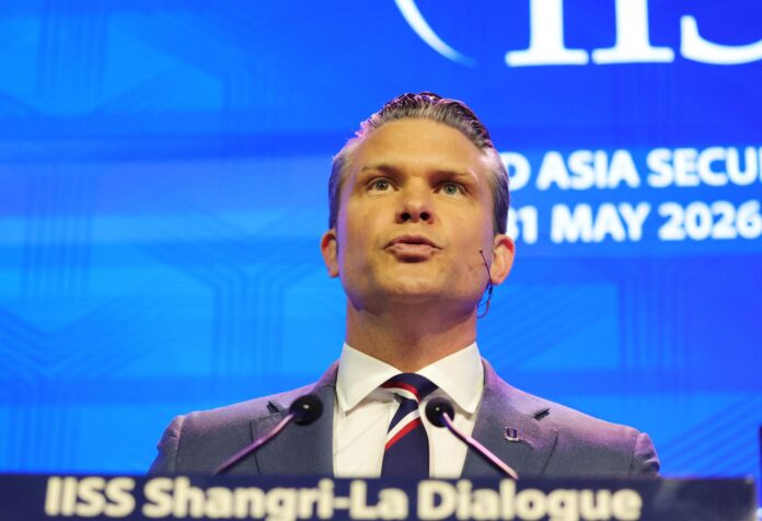 El secretario de Guerra de estadounidense, Pete Hegseth, durante su intervención en el principal foro de seguridad y defensa de Asia, el Diálogo Shangri-La, en Singapur. 
EFE/EPA/HOW HWEE YOUNG
