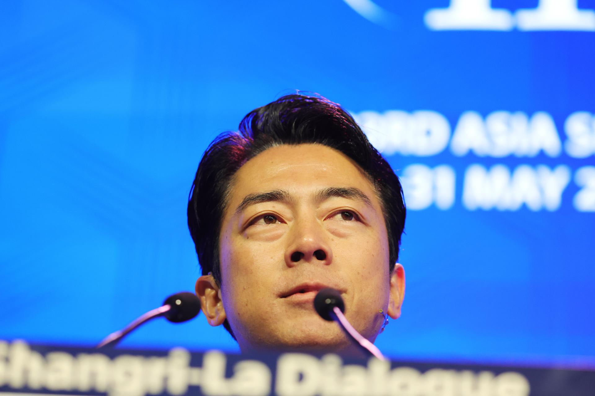 El ministro de Defensa de Japón, Shinjiro Koizumi, durante su intervención en el principal foro de seguridad y defensa de Asia, el Diálogo Shangri-La, en Singapur. 
EFE/EPA/HOW HWEE YOUNG

