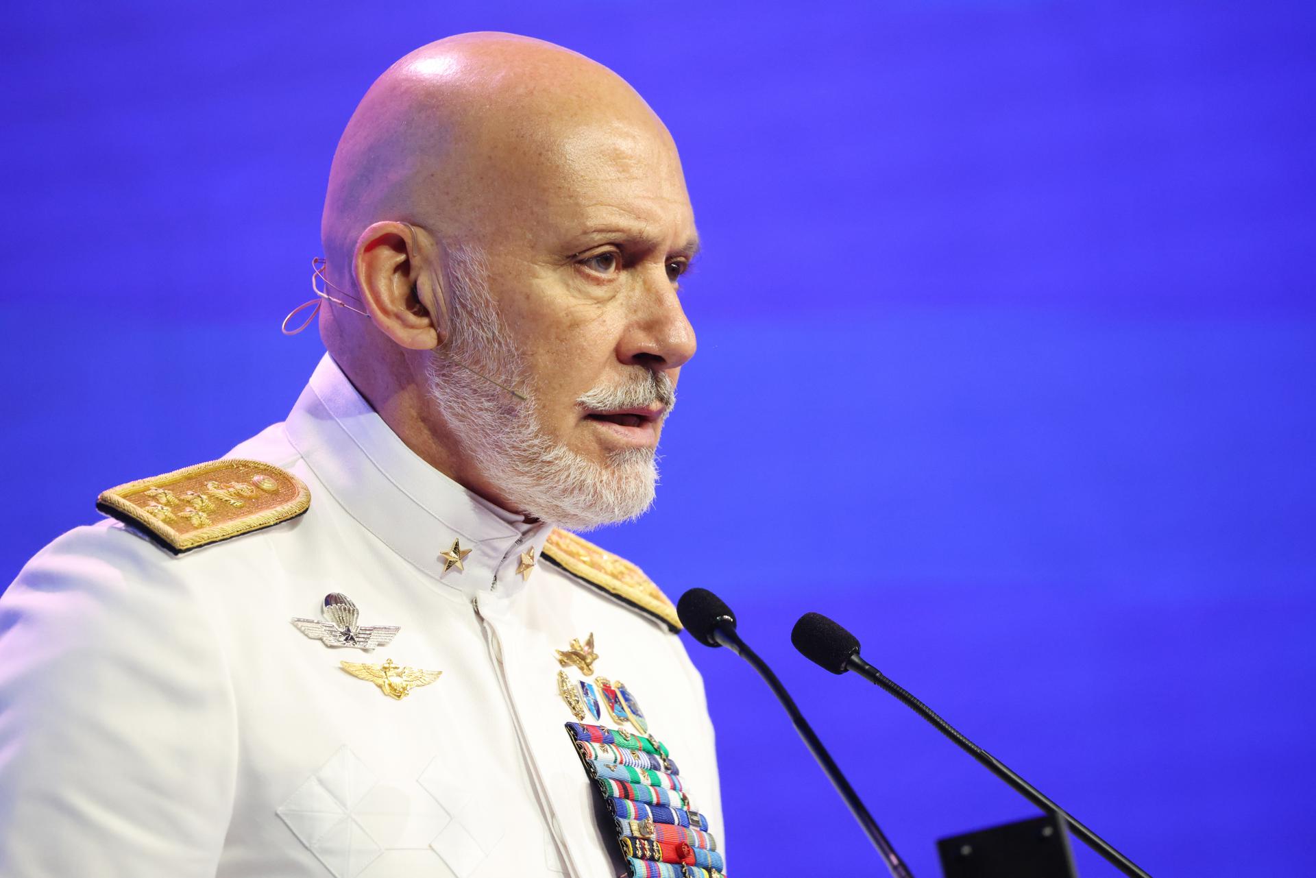 El presidente del Comité Militar de la OTAN, Giuseppe Cavo Dragone, durante su intervención en el principal foro de seguridad y defensa de Asia, el Diálogo Shangri-La, en Singapur. 
EFE/EPA/HOW HWEE YOUNG

