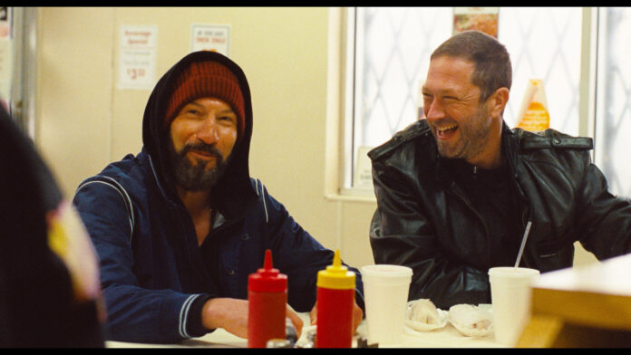 Jon Bernthal (izqda) como Michael Berzatto y Ebon Moss-Bachrach como Richard 'Richie' Jerimovich en una imagen del capítulo especial previo al inicio de la quinta y última temporada de 'The Bear'. EFE/SOLO USO EDITORIAL/CEDIDA POR FX
