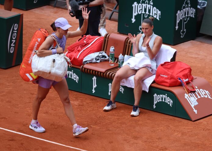 La polaca Iga Swiatek (i) abandona la pista tras perder su partido de octavos de final de Roland Garros contra Marta Kostyuk, de Ucrania (d). EFE/EPA/CHRISTOPHE PETIT TESSON
