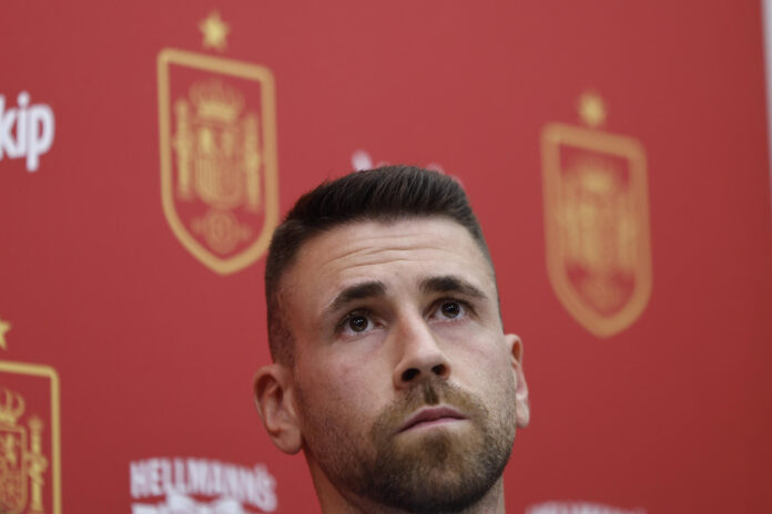 El portero de la selección española de fútbol Unai Simón, durante un acto de patrocinio en la Ciudad del Fútbol en Las Rozas, Madrid, con el objetivo puesto en los dos amistosos preparatorios para el Mundial. EFE/Sergio Pérez
