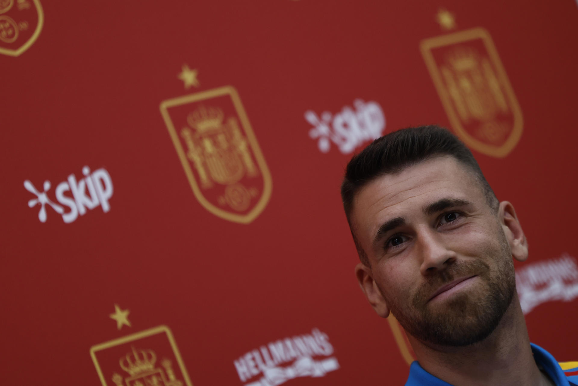 El portero de la selección española de fútbol Unai Simón, durante un acto de patrocinio en la Ciudad del Fútbol en Las Rozas, Madrid, con el objetivo puesto en los dos amistosos preparatorios para el Mundial. EFE/Sergio Pérez
