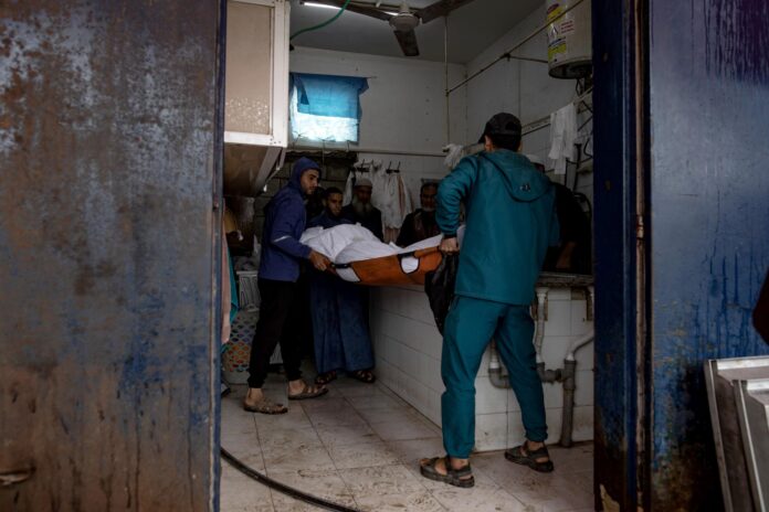 Palestinos llevan un cadáver tras un ataque aéreo israelí en el Hospital de los Mártires de Al Aqsa en Deir al-Balah, en el centro de la Franja de Gaza, en una imagen d el 7 de abril de 2026. EFE/EPA/HAITHAM IMAD
