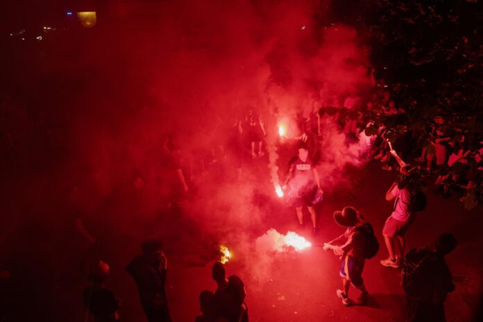 Los aficionados del PSG festejan el conquista de la Liga de Campeones en el Parque de los Príncipes en París. EFE/EPA/VALENTINA CAMU
