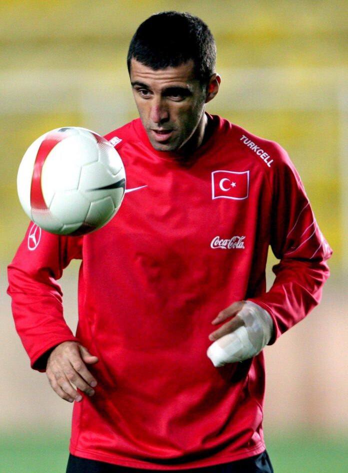 Fotografía de archivo del 29 de noviembre de 2007 en la que se observa al entonces jugador de la selección turca Hakan Sukur. EFE/Tolga Bozoglu
