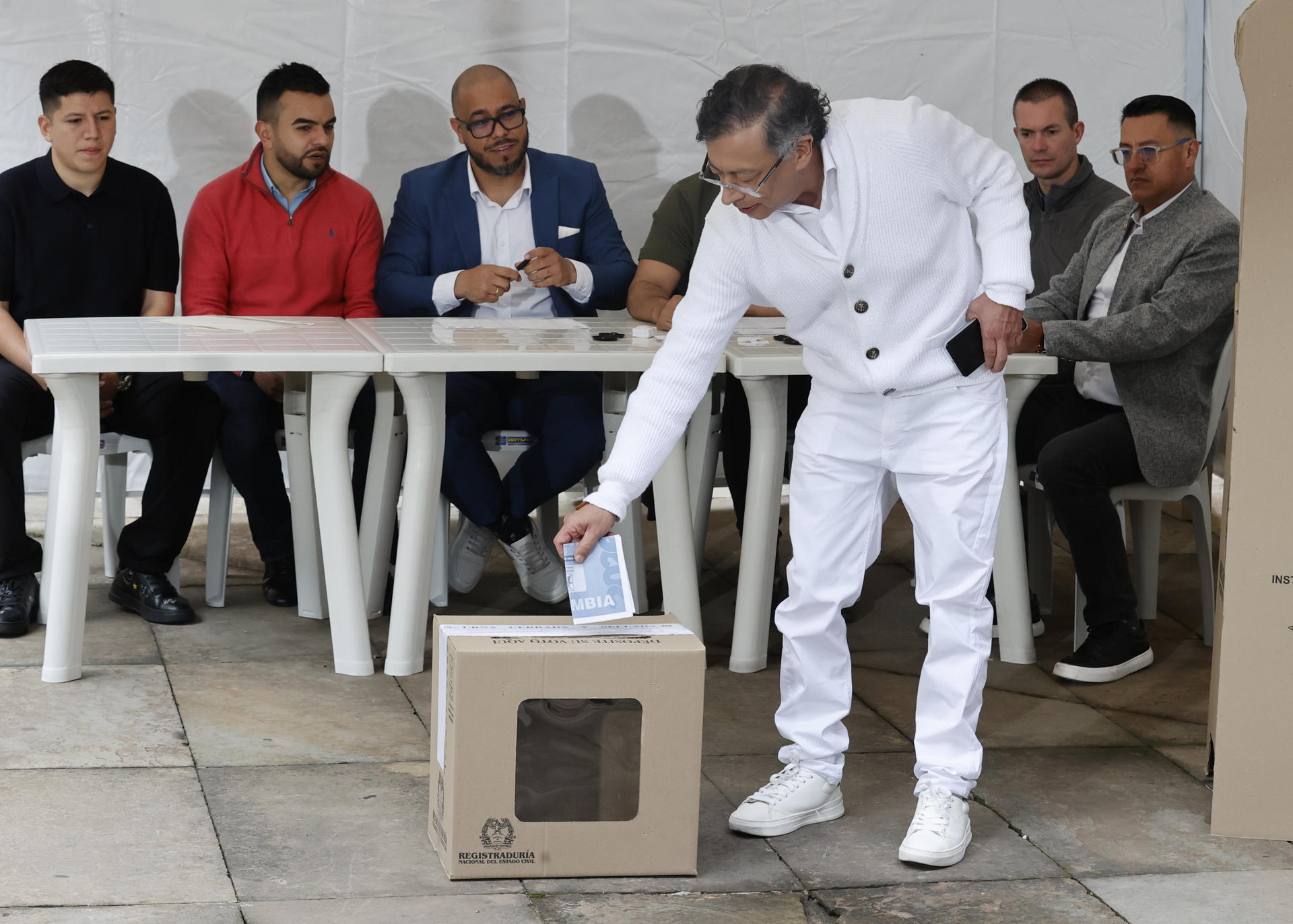 El presidente de Colombia, Gustavo Petro, vota este domingo en Bogotá (Colombia). EFE/Mauricio Dueñas Castañeda
