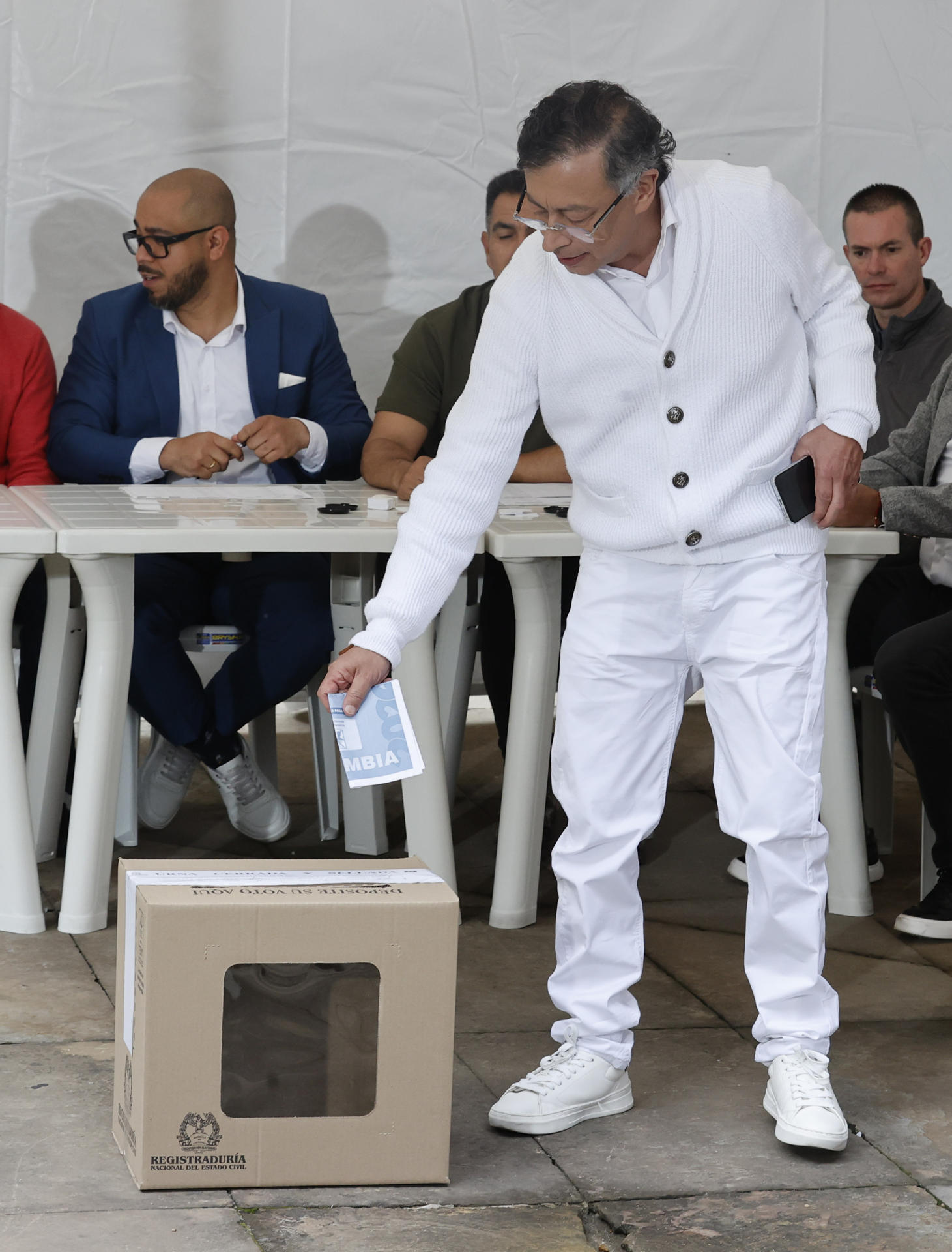 El presidente de Colombia, Gustavo Petro, vota este domingo en Bogotá (Colombia). EFE/Mauricio Dueñas Castañeda
