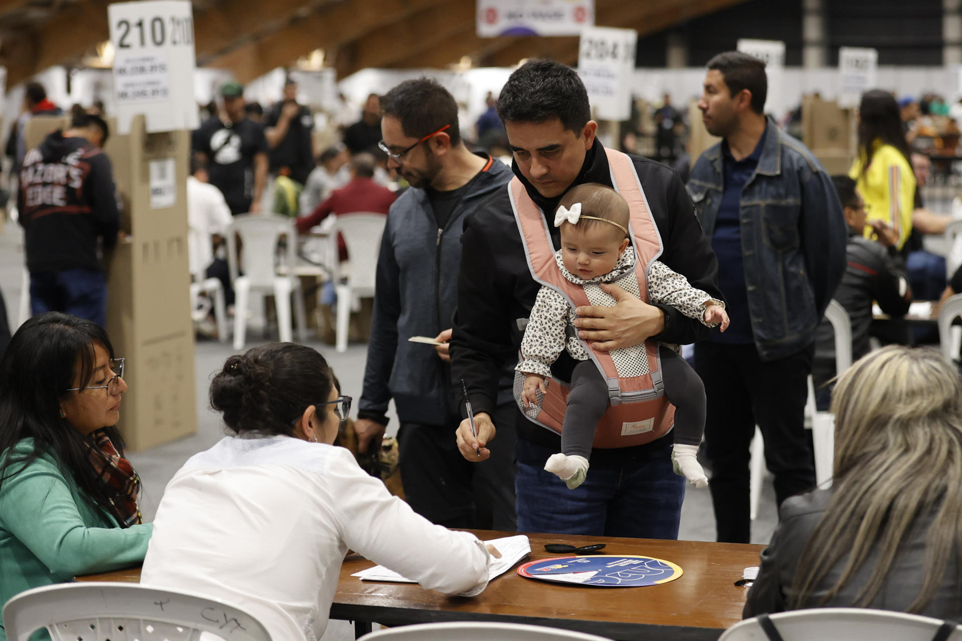 Personas votan durante la jornada electoral de este domingo en Bogotá (Colombia). EFE/ Mauricio Dueñas Castañeda
