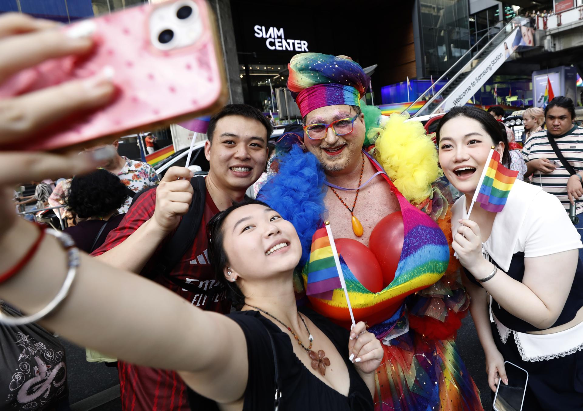 Miles de personas salieron a celebrar por las calles de Bangkok la marcha del Orgullo LGTBI, en uno de los pocos países de Asia donde es legal el matrimonio igualitario.
EFE/EPA/NARONG SANGNAK
