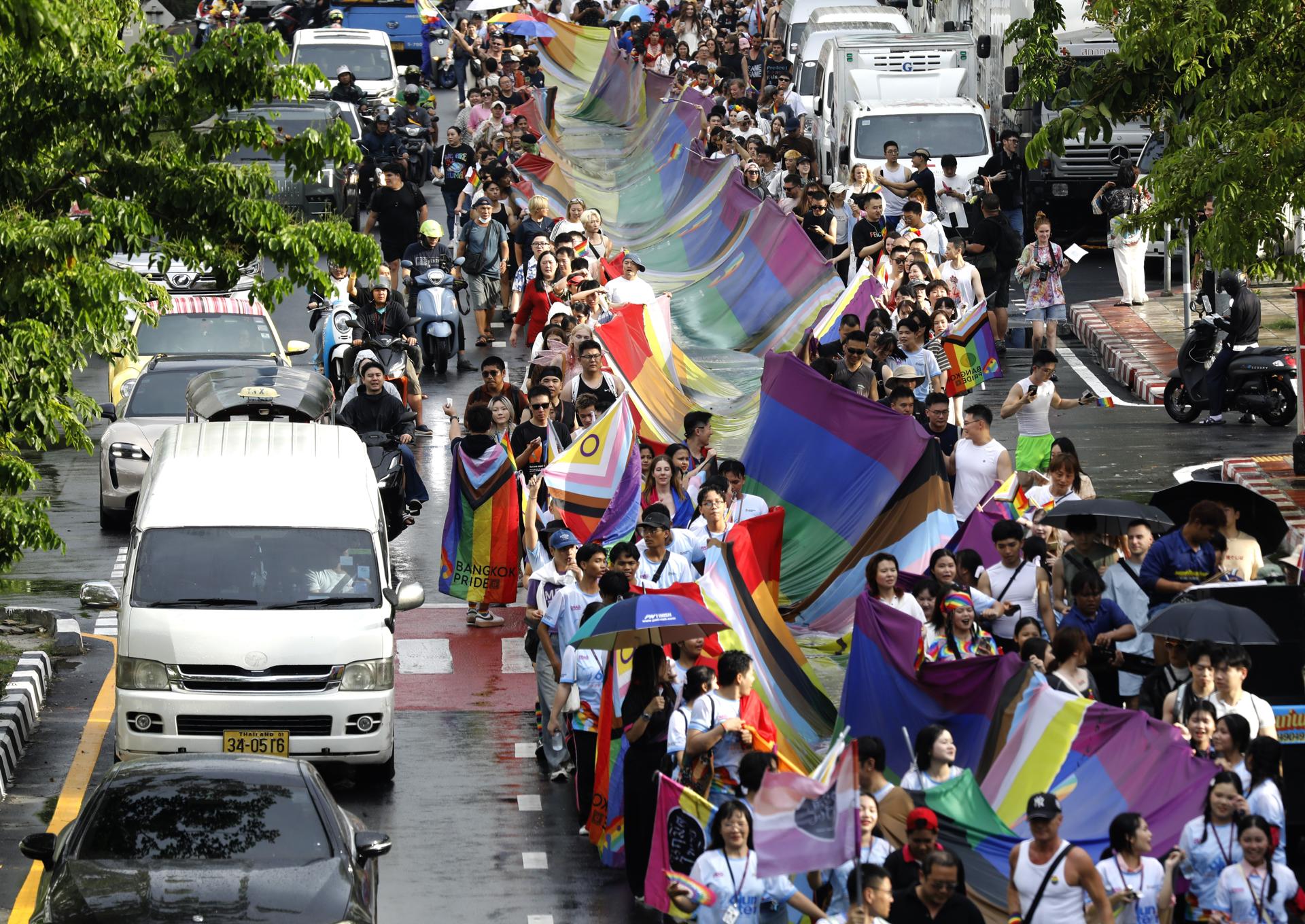 Miles de personas salieron a celebrar por las calles de Bangkok la marcha del Orgullo LGTBI, en uno de los pocos países de Asia donde es legal el matrimonio igualitario.
EFE/EPA/NARONG SANGNAK
