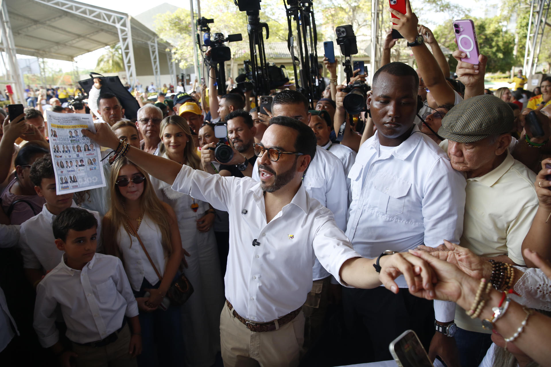 El candidato presidencial del movimiento Defensores de la Patria, Abelardo de la Espriella, vota este domingo en Barranquilla (Colombia). EFE/ Ernesto Guzmán Jr.
