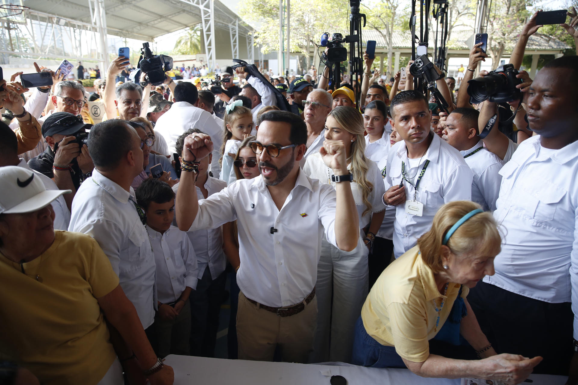 El candidato presidencial del movimiento Defensores de la Patria, Abelardo de la Espriella (c), vota este domingo en Barranquilla (Colombia). EFE/ Ernesto Guzmán Jr.
