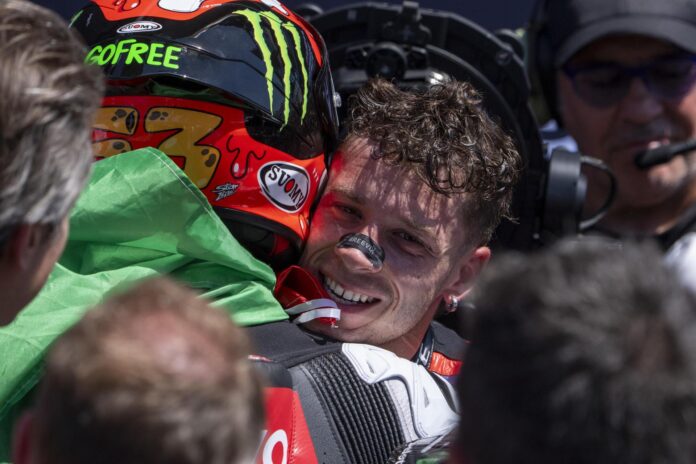 El piloto italiano Marco Bezzecchi, celebra la victoria en el circuito de Mugello, en Scarperia, ItaliaEFE/EPA/CLAUDIO GIOVANNINI
