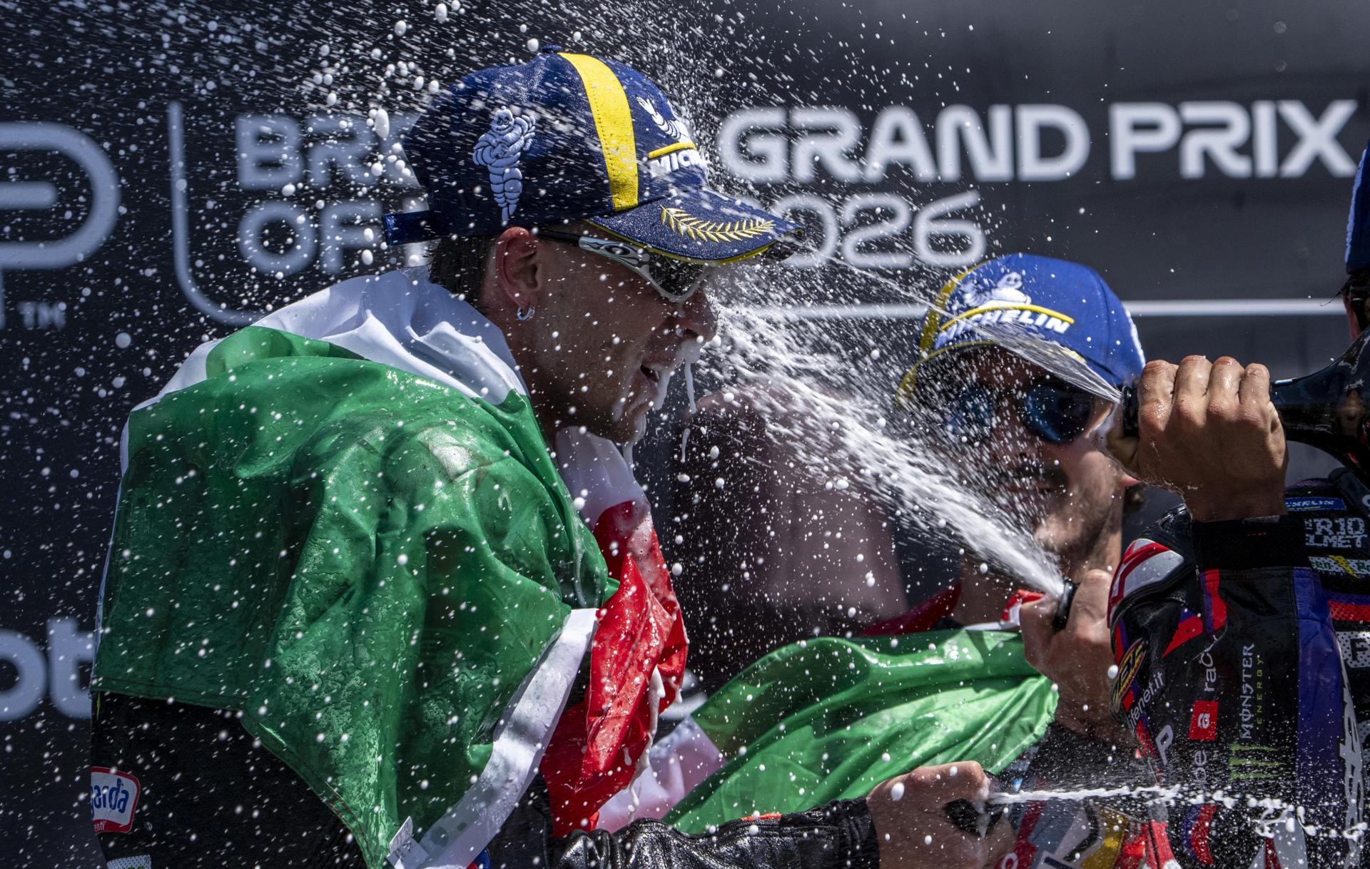 El piloto italiano Marco Bezzecchi, celebra la victoria en el circuito de Mugello, en Scarperia, ItaliaEFE/EPA/CLAUDIO GIOVANNINI
