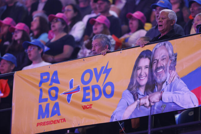 Fotografía de un cartel de la campaña presidencial de la candidata Paloma Valencia, por el partido Centro Democrático. EFE/ Mauricio Dueñas Castañeda
