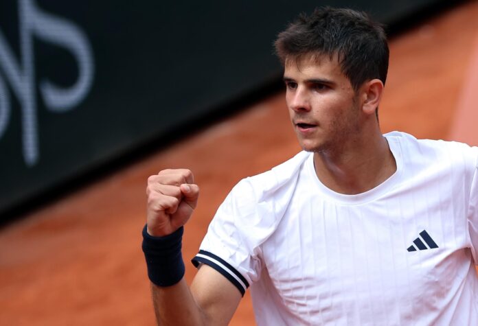 El español Rafael Jódar celebra un punto en su partido de octavos de final de Roland Garros en París, Francia. EFE/EPA/CHRISTOPHE PETIT TESSON
