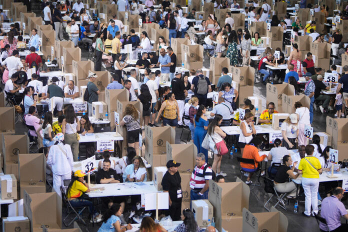 Casi 308.000 colombianos están inscritos para votar hasta este domingo en más de una veintena de puestos de votación en España en la primera vuelta presidencial de Colombia. En la imagen, el Pabellón satélite de la Casa de Campo en Madrid. EFE/Borja Sánchez Trillo
