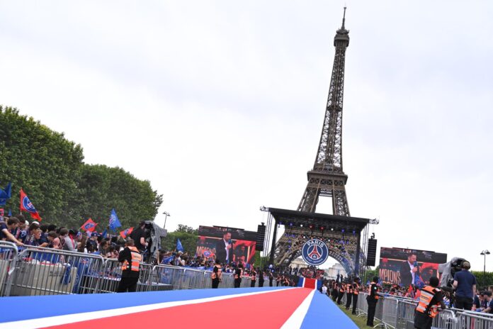 Decenas de miles de aficionados se congregaron este domingo en Campo de Marte de París, una gran explanada ajardinada a los pies de la Torre Eiffel, para asistir al desfile del Paris Saint-Germain (PSG), que ha ganado la Liga de Campeones por segundo año consecutivo. EFE/EPA/FIRAS ABDULLAH
