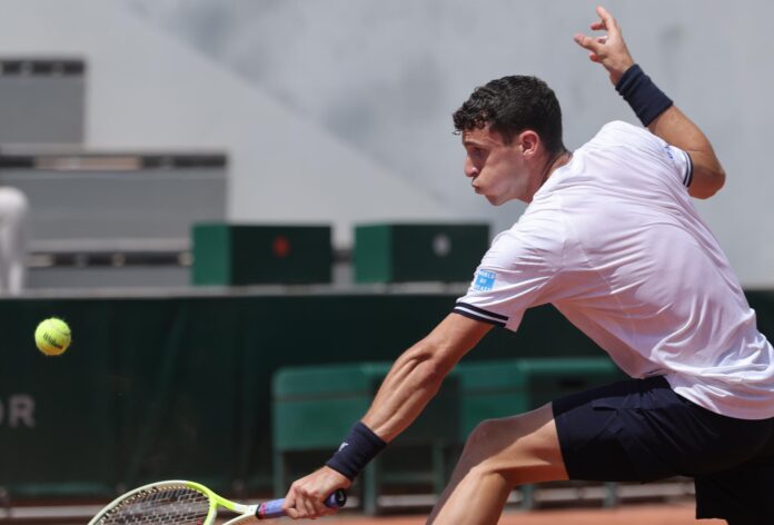 El argentino Juan Manuel Cerúndolo en su partido de Roland Garros ante Martin Landaluce . EFE/EPA/TERESA SUAREZ
