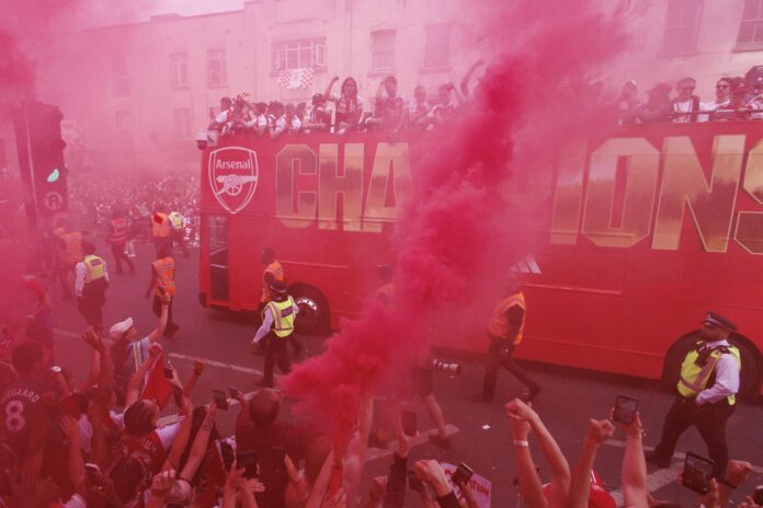Los jugadores del Arsenal celebran la Premier League por las calles de Londres, un día después de perder la Liga de Campeones en Budapest. EFE/EPA/TOLGA AKMEN
