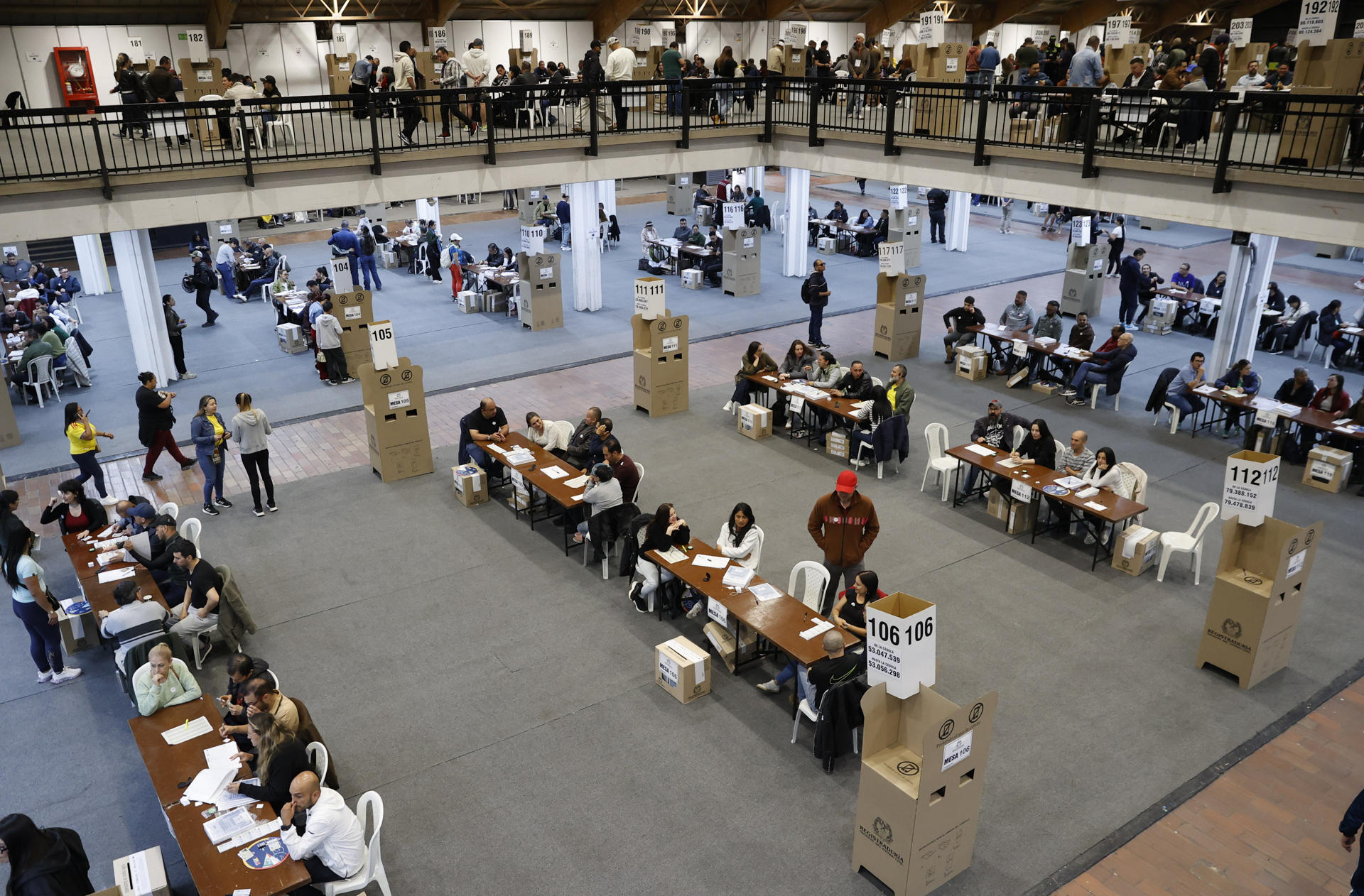 Personas votan durante la jornada electoral de este domingo en Bogotá (Colombia). EFE/ Mauricio Dueñas Castañeda
