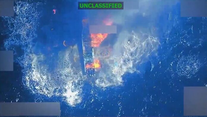 Captura de archivo de un video difundido en la cuenta en X @Southcom del Comando Sur de EE.UU. del ataque el viernes, a una embarcación supuestamente operada por una organización terrorista en aguas internacionales y donde murieron tres hombres. EFE/ @Southcom
