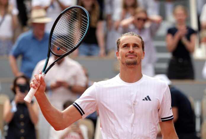 El alemán Alxander Zverev, segundo favorito, tras su victoria en cuarta ronda en Roland Garros, París. EFE/EPA/TERESA SUAREZ
