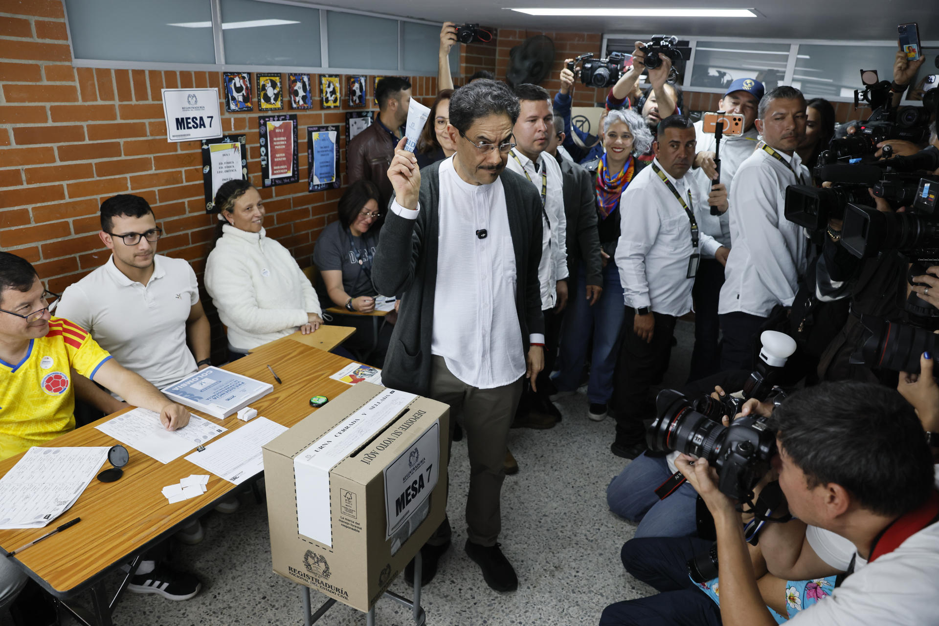 El candidato presidencial por el partido oficialista Pacto Histórico, Iván Cepeda (c), vota este domingo en Bogotá (Colombia). EFE/ Carlos Ortega
