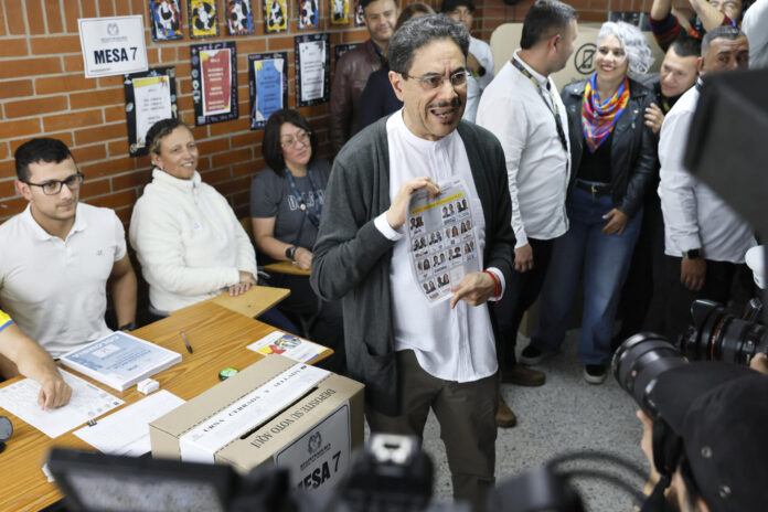 El candidato presidencial por el partido oficialista Pacto Histórico, Iván Cepeda (c), vota este domingo en Bogotá (Colombia). EFE/ Carlos Ortega
