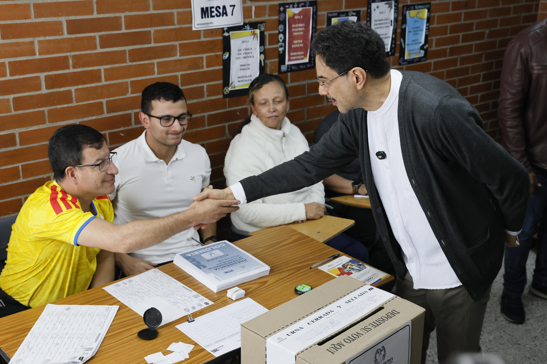 El candidato presidencial por el partido oficialista Pacto Histórico, Iván Cepeda (d), vota este domingo en Bogotá (Colombia). EFE/ Carlos Ortega
