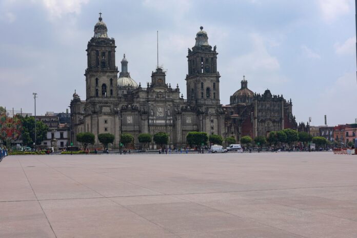 Vista general de la catedral Metropolitana en el centro histórico de la Ciudad de México. EFE/Carlos Ramírez
