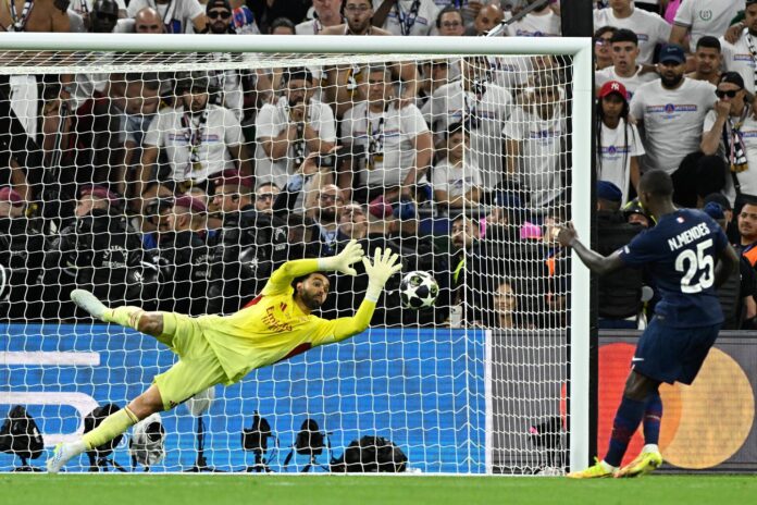 El portero del Arsenal David Raya. EFE/EPA/Robert Hegedus
