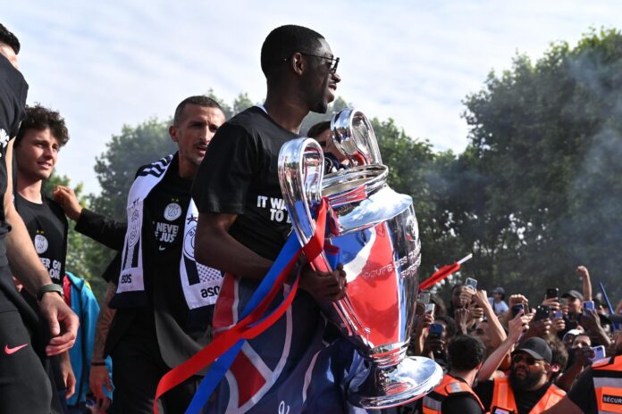 El jugador del PSG Ousmane Dembele con el trofeo por las calles de París, Francia. EFE/EPA/FIRAS ABDULLAH
