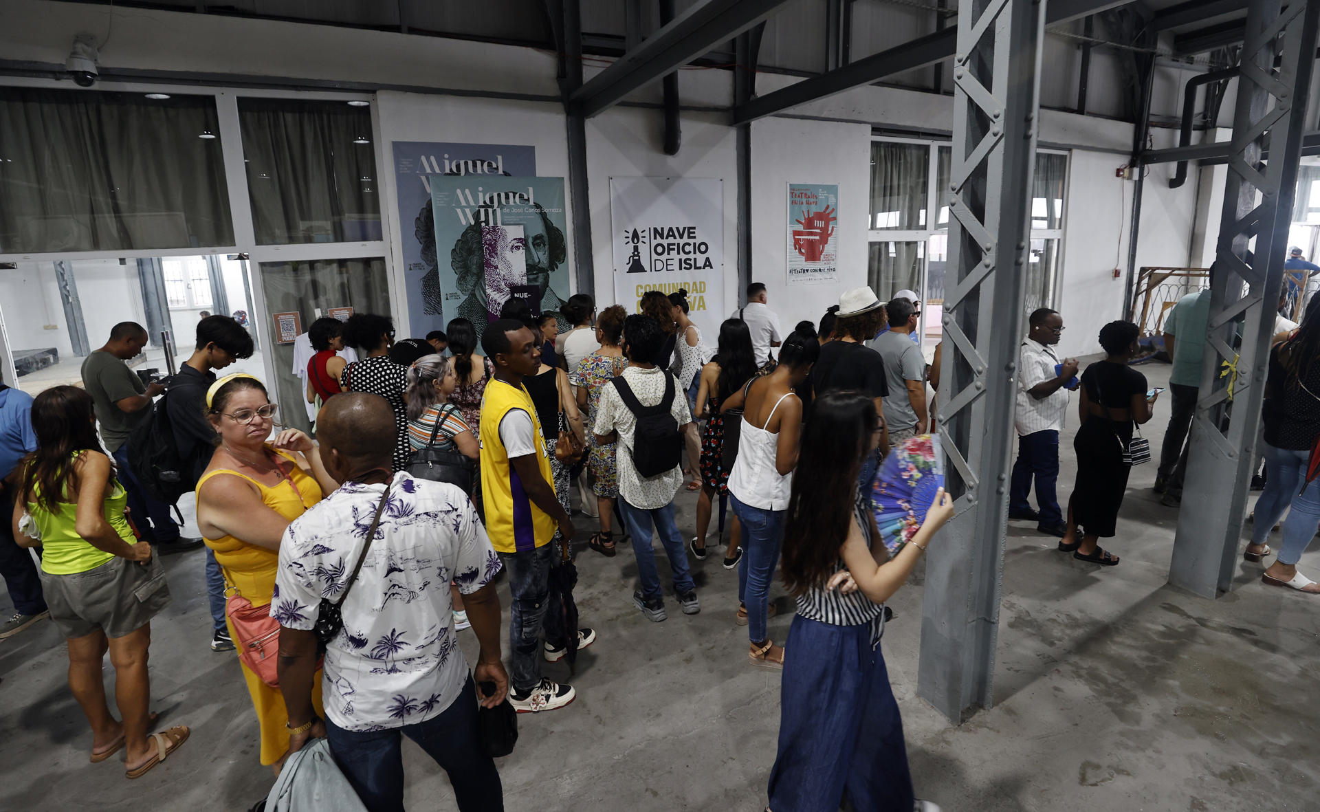 Personas hacen fila para ingresar a un monólogo cómico en La Habana (Cuba). EFE/ Ernesto Mastrascusa

