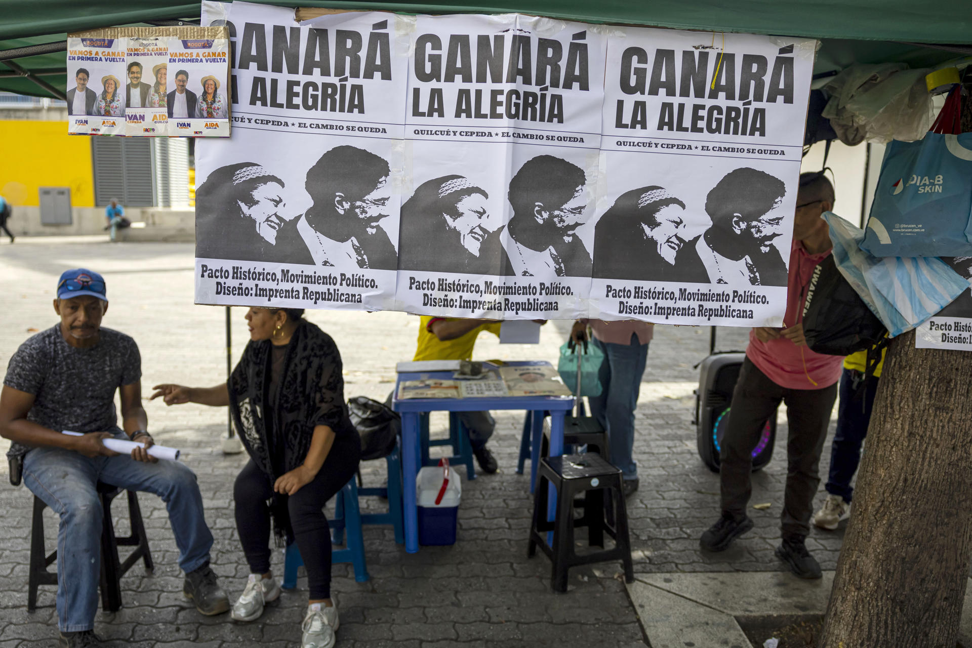 Fotografía de un cartel con publicidad política colgado cerca a un centro de votación durante la jornada electoral en Caracas (Venezuela). EFE/ Miguel Gutiérrez
