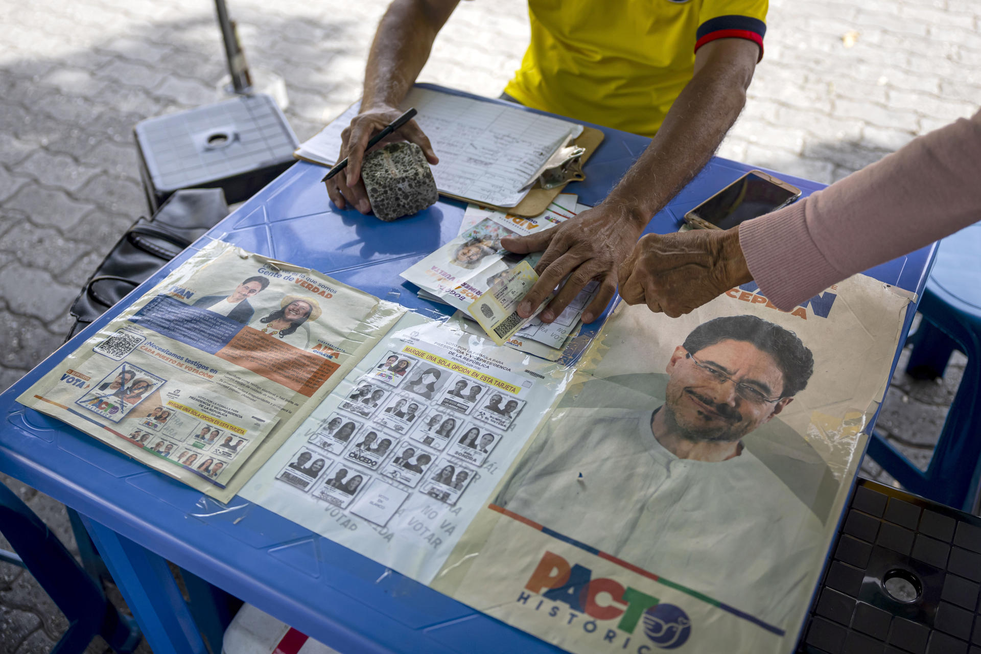 Personas participan durante la jornada electoral en Caracas (Venezuela).EFE/ Miguel Gutiérrez
