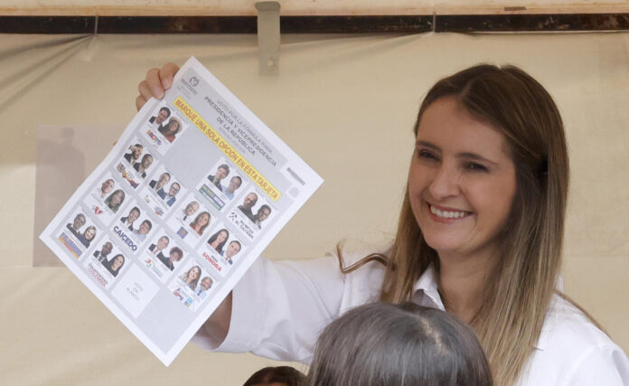 La candidata presidencial, la senadora uribista del partido de derecha Centro Democrático, Paloma Valencia, vota en Bogotá (Colombia). EFE/ Mauricio Dueñas Castañeda
