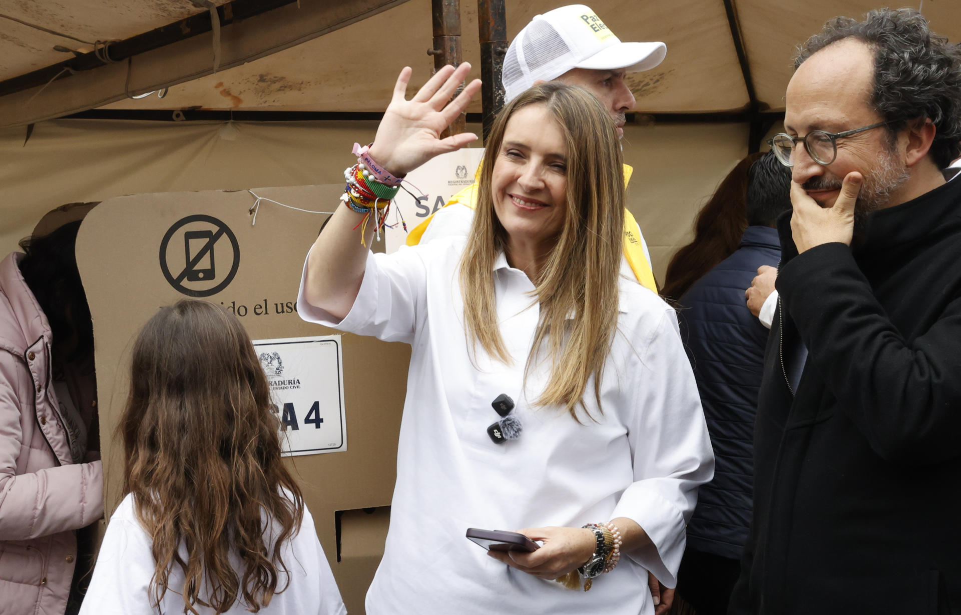 La candidata presidencial, la senadora uribista del partido de derecha Centro Democrático, Paloma Valencia, saluda a sus seguidores después de votar en Bogotá (Colombia). EFE/ Mauricio Dueñas Castañeda

