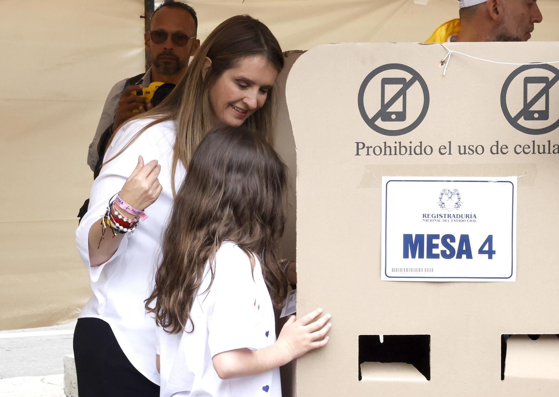 La candidata presidencial, la senadora uribista del partido de derecha Centro Democrático, Paloma Valencia, vota en Bogotá (Colombia). EFE/ Mauricio Dueñas Castañeda
